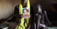 <p>Uma mulher mostra a foto da filha, sequestrada em maio de 2014 pelo Boko Haram em Maiduguri</p>  Foto: Joe Penney / Reuters