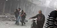 <p>Um homem &eacute; socorrido ap&oacute;s um ataque a&eacute;reo realizado&nbsp;por for&ccedil;as do regime s&iacute;rio na cidade de Douma, a nordeste da capital Damasco, um reduto da oposi&ccedil;&atilde;o desde o in&iacute;cio da revolta contra o presidente Bashar al-Assad, em 13 de abril de 2014</p>  Foto: ABD DOUMANY / AFP