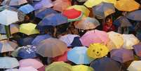 Manifestantes abriram seus guarda-chuvas, símbolo dos protestos em Hong Kong  Foto: Damir Sagolj  / Reuters