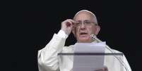 O papa Francisco faz a oração do Angelus, na janela do Palácio Apostólico, no Vaticano, no domingo. 26/10/2014  Foto: Max Rossi / Reuters