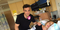 Robbie Williams com a mulher em trabalho de parto  Foto: Twitter / Reprodução