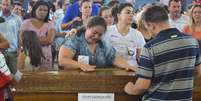 Amigos e familiares se despediram dos jovens e professores mortos no acidente   Foto: Talita Zaparolli / Especial para Terra