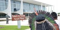 <p>&Iacute;ndigenas protestaram em frente ao Pal&aacute;cio do Planalto</p>  Foto: Wilson Dias / Ag&ecirc;ncia Brasil