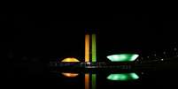 Congresso Nacional iluminado com as cores da bandeira do Brasil, em Brasília. 29/06/2014.  Foto: Jorge Silva / Reuters