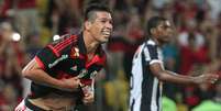 <p>Cáceres tem contrato com Flamengo até julho de 2016</p>  Foto: Gilvan de Souza / Flamengo / Divulgação