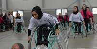 Jogadoras de basquete no Afeganistão tentam retomar a vida e esquecer guerra  Foto: SHAH MARAI  / AFP