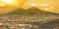 <p>Vista do monte Vesúvio é uma das atrações de Nápoles</p>  Foto: Carlos Amarillo/Shutterstock