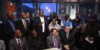Os membros do Conselho Consultivo Africano ouviu Moussa Kourouma (centro, atrás) em coletiva, no Bronx, em Nova York. O grupo falou sobre o atual estado de violência e estigmatização contra os africanos ocidentais pelo ebola  Foto: DON EMMERT / AFP