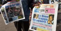 Jornais noticiam últimos acontecimentos no país, que passa por distúrbios contra governo   Foto: SIA KAMBOU  / AFP