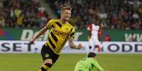 Meia-atacante do Borussia Dortmund Marco Reus comemora gol contra o Augsburg no Campeonato Alem&atilde;o. 29/09/2014  Foto: Michaela Rehle / Reuters