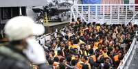 Imigrantes da África subsaariana são resgatados pela Marinha italiana em águas internacionais no Mar Mediterrâneo, entre a Itália e a costa da Líbia (14/05/2014)  Foto: Giorgio Perottino / Reuters