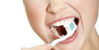 A convenção social pode exercer importante influência na resposta dos pacientes que relatam escovar mais vezes os dentes do que realmente acontece na prática  Foto: Axl / Shutterstock