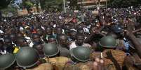 A tentativa do presidente Compaoré de permanecer no poder foi recebida com violentos protestos em Burkina Faso  Foto: Reuters