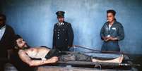 <p class="text">Depois de ter sido fuzilado, corpo de Che foi exposto para que jornalistas pudessem se certificar de sua morte</p>  Foto: BBC News Brasil