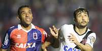 Edson Sitta e Douglas disputam a bola no empate entre Paraná e Vasco por 1 a 1  Foto: Giuliano Gomes / Gazeta Press