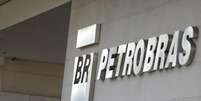 PriceWaterhouseCoopers no aprobó los resultados del tercer trimestre de la petrolera brasileña Petrobras, ya que la firma de auditoría exigió una investigación mayor sobre el escándalo de corrupción en el que está involucrada la estatal, informó el sábado el diario O Estado de S.Paulo. En la imagen, un hombre en la sede de la universidad de Petrobras en Río de Janeiro, el 9 de octubre de 2012.  Foto: Ricardo Moraes / Reuters