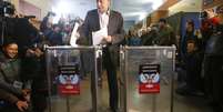 <p>Alexander Zakharchenko, l&iacute;der separatista da autoproclamada Rep&uacute;blica Popular de Donetsk, deposita seu voto em urna</p>  Foto: Maxim Zmeyev / Reuters