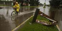 <p>Centenas permanecem fora de suas casas e persiste o alerta vermelho para o fenômeno conhecido como 'sudestada'</p>  Foto: Carlos Brigo / EFE