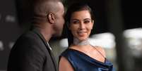 Kim Kardashian usa vestido apertado   Foto: Jason Kempin / Getty Images