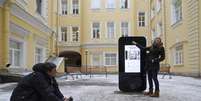 Homem tira foto de monumento em forma de iPhone para homenagear o fundador da Apple Steve Jobs em São Petersburgo. 10/01/2013  Foto: Alexander Demianchuk / Reuters