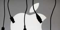 Cabos eletrônicos aparecem perto de logomarca da Apple em Sarajevo. 23/09/2014.  Foto: Dado Ruvic / Reuters