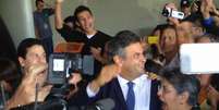 <p>Aécio Neves (PSDB) foi recebido com foguetório e gritos de "Presidente!" e "Fora PT!" em seu retorno ao Senado Federal</p>  Foto: Fernando Diniz/Terra