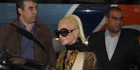 Donatella Versace aposta em rabo de cavalo com cabelo liso   Foto: AgNews