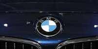 El logo de BMW visto en uno de sus automóviles durante el Mundial del Automóvil en París. Imagen de archivo, 03 octubre, 2014.  El fabricante alemán de automóviles de lujo BMW AG dijo el martes que su ganancia operativa aumentó un 17 por ciento en el tercer trimestre, por encima de las previsiones.  Foto: Benoit Tessier / Reuters