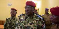 <p>O tenente-coronel Isaac Yacouba Zida participa de uma coletiva de imprensa em Ouagadougou, capital de Burkina Faso, em 1º de novembro</p>  Foto: Joe Penney / Reuters