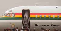<p>Presidente de Gana, John Dramani Mahama, chega ao aeroporto de Ouagadougou, em Burkina Faso, em 5 de novembro</p>  Foto: Theo Renaut / AP
