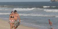 Luciano Szafir caminha na praia com a mulher   Foto: Delson Silva / AgNews