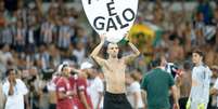 Diego Tardelli comemora com torcida novo feito da equipe mais "imortal" da atualidade  Foto: Ramon Bitencourt / Ag&ecirc;ncia Lance