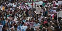 Segundo os organizadores, 120 mil pessoas participaram da marcha, no mais recente protesto pelo desaparecimento dos jovens  Foto: Marco Ugarte / AP