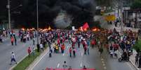 <p>Manifestantes ateam fogo em pneus na avenida Jacu-Pêssego</p>  Foto: Peter Leone / Futura Press