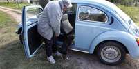 <p>Mujica e seu famoso Fusca de 1987</p>  Foto: EFE en español