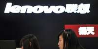 Lenovo Group, el mayor fabricante mundial de ordenadores personales, dijo que su beneficio neto subi&oacute; un 19 por ciento en su segundo trimestre fiscal, superando las estimaciones despu&eacute;s de consolidar su control sobre las ventas mundiales de PCs a&uacute;n cuando el mercado global se contrajo. En la imagen, dos chicas en una tienda de Lenovo en Hefei, en la provincia de Anhui, el 18 de octubre de 2013.  Foto: Stringer / Reuters