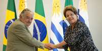 <p>José Mujica e Dilma Rousseff se cumprimentam antes de reunião nesta sexta-feira</p>  Foto: Agência Brasil