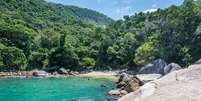 Ilha Grande/Angra dos Reis - Localizada em Angra dos Reis, Ilha Grande &eacute; um para&iacute;so para quem busca integra&ccedil;&atilde;o com a natureza. A ilha tem uma grande reserva de Mata Atl&acirc;ntica, com trilhas que revelam cachoeiras e praias. Passeios de barco que saem da vila principal da ilha, o Abra&atilde;o, levam os visitantes para outros locais incr&iacute;veis da regi&atilde;o, como a Lagoa Verde e a Lagoa Azul  Foto: Diego Cardini/Shutterstock