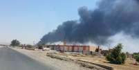 Fumaça em refinaria de Baiji, no Iraque, em 19 de junho, mês em que o Estado Islâmico tomou o local.  Foto: Stringer / Reuters