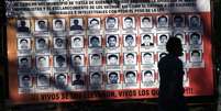 Painel com fotos dos 43 estudantes desaparecidos no México.  Foto: Daniel Becerril / Reuters