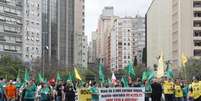 <p>Cerca de 300 pessoas participaram do ato na capital gaúcha, na tarde desta sexta-feira, 7 de novembro</p>  Foto: Daniel Fávero / Terra