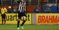 <p>Zagueiro Tiago fez o primeiro gol de cabe&ccedil;a</p>  Foto: Marcos Bezerra / Futura Press