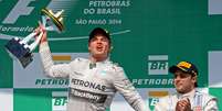 <p>Rosberg comemora vitória ao lado de Massa</p>  Foto: Nelson Almeida / AFP