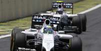 Massa é seguido de perto por Bottas no início  Foto: Felipe Dana / AP