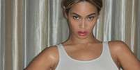 Beyoncé com o maiô que faz referência a uma das músicas do marido Jay Z  Foto: Tumblr / Reprodução