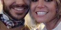 <p>Britney com o novo namorado Charlie Ebersol</p>  Foto: Twitter/@britneyspears