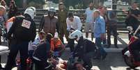 <p>M&eacute;dicos israelenses atendem o&nbsp;soldado esfaqueado em Tel Aviv, em Israel, nesta segunda-feira</p>  Foto: Reuters