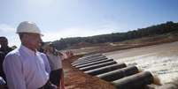 <p>O governador de São Paulo Geraldo Alckmin observa o reservatório de Jaguari em 15 de maio.</p>  Foto: Rogerio Casemiro / Reuters