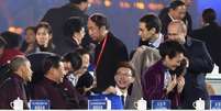 Putin ajuda a primeira-dama, sorridente, a colocar casaco e causa polêmica na China  Foto: Foreign Policy / Reprodução