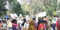 <p>Mulheres protestam após a morte de indianas por esterilização do governo</p>  Foto: Twitter